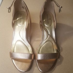 Bandolino 7M Rose Gold Metallic Ankle Strap 